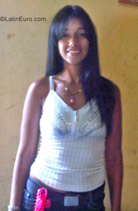 Date this gorgeous Venezuela girl Karilena from Valencia VE1203