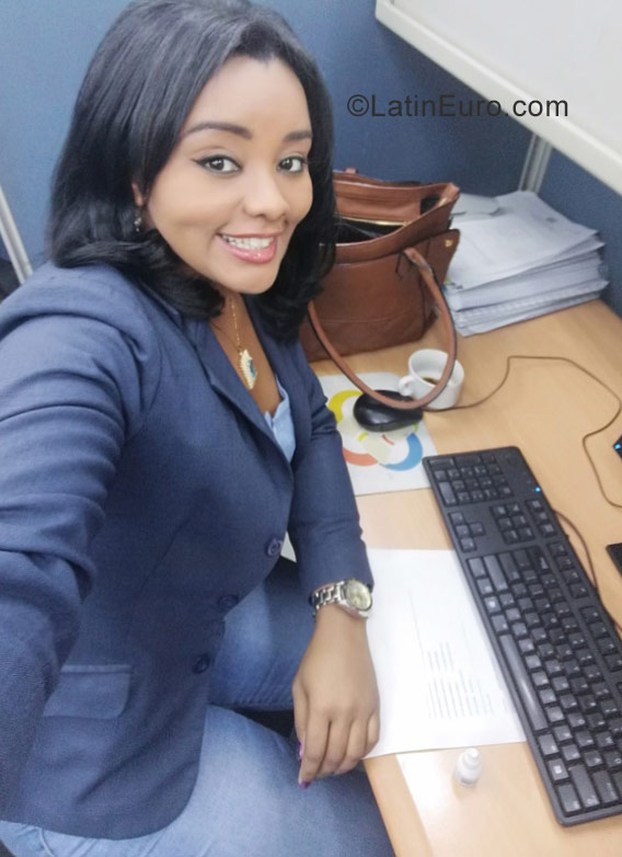 Date this attractive Dominican Republic girl Yessy from Santo Domingo DO31064