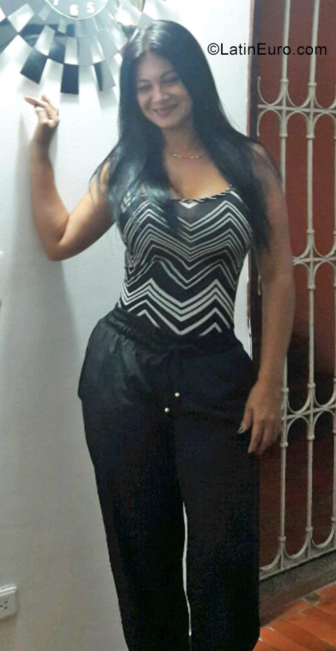 Date this foxy Colombia girl Maria from Barranquilla CO23253