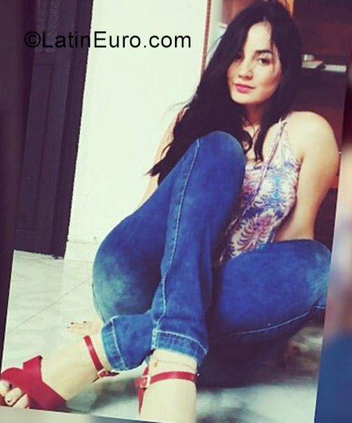 Date this voluptuous Colombia girl Fernanda from Cali CO23257