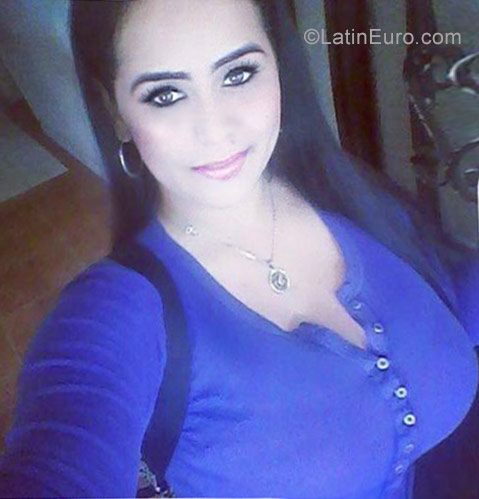 Date this charming Venezuela girl Andrea from Valencia VE1318