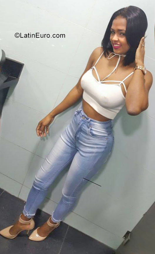 Date this lovely Dominican Republic girl Tiffany from Santo Domingo DO31467