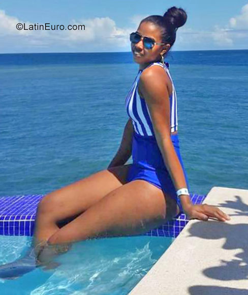 Date this charming Dominican Republic girl Daniulka from Santo Domingo DO31559