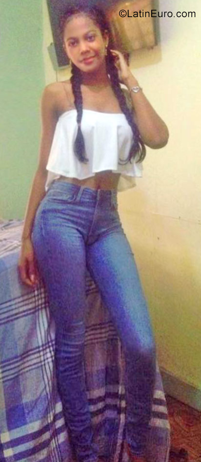 Date this happy Dominican Republic girl MARIANA from Santo Domingo DO31563