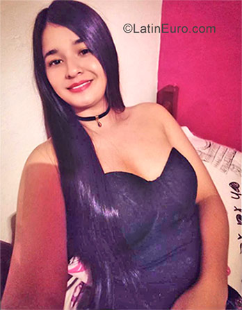 Date this nice looking Colombia girl Estefania from Pereira CO23337