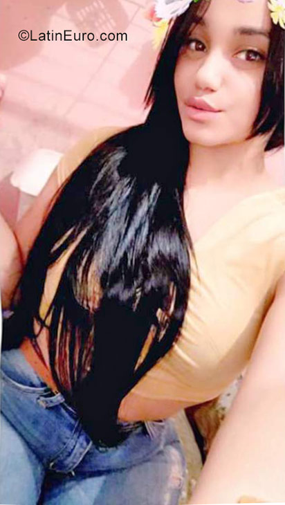 Date this stunning Dominican Republic girl Madelin from Santo Domingo DO31860