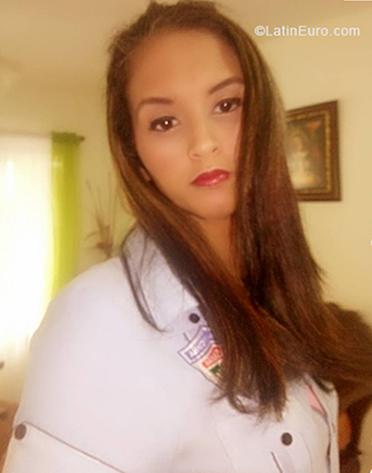 Date this happy United States girl Mariel from Miami US19416