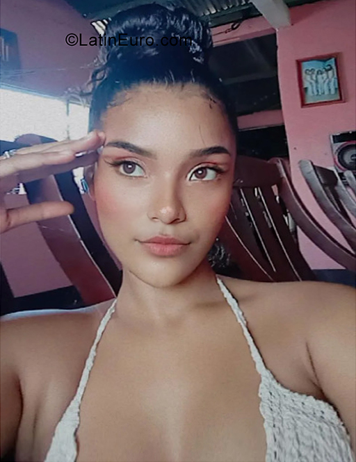 Date this voluptuous Nicaragua girl Leslie from Managua NI294