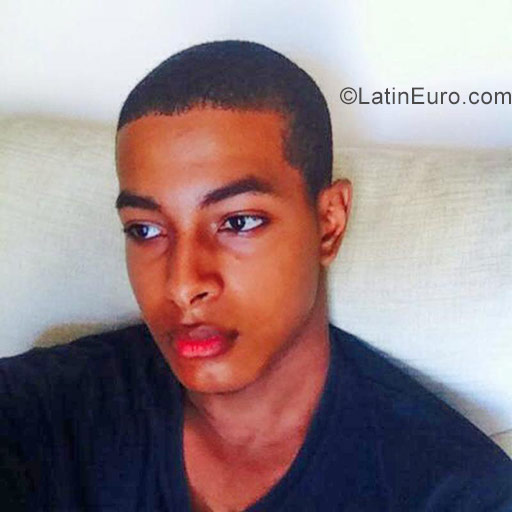 Date this good-looking Dominican Republic man Israel from Santo Domingo DO28676
