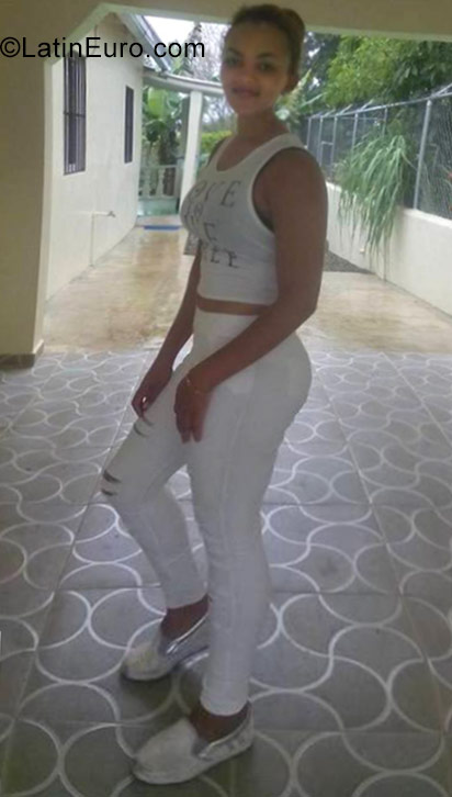 Date this nice looking Dominican Republic girl Channy from La Vega DO29640
