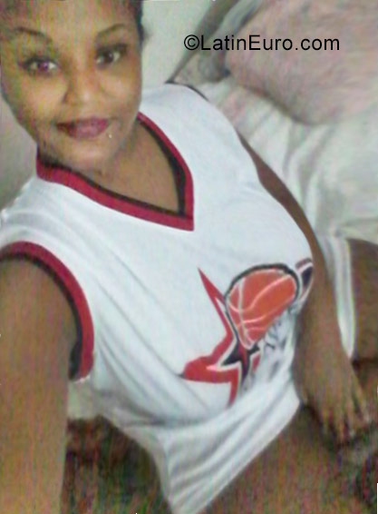 Date this nice looking Dominican Republic girl Kiara from Santiago DO29838