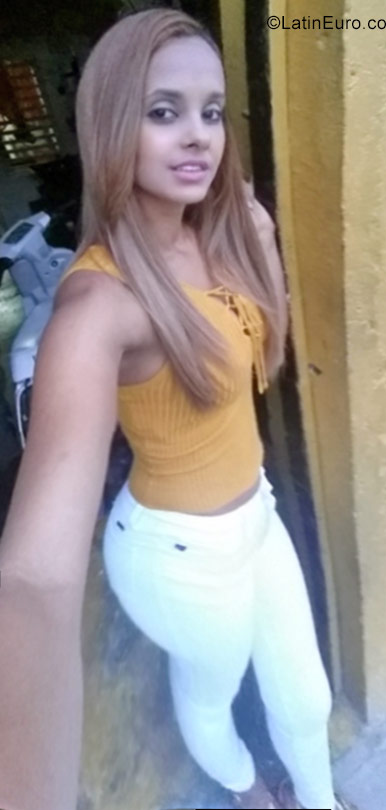 Date this nice looking Dominican Republic girl Mari from Santiago DO30252