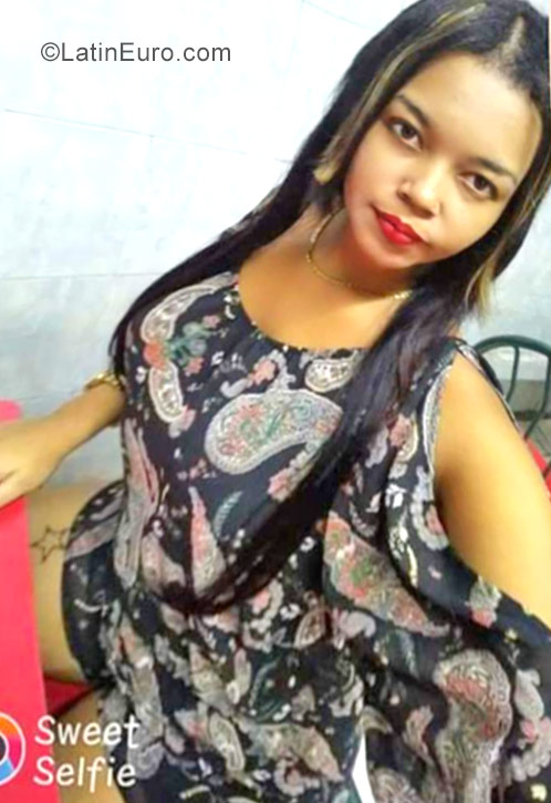 Date this charming Dominican Republic girl Santa from Santo Domingo DO30315