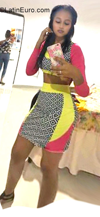Date this charming Dominican Republic girl Genesi from Santiago DO30377