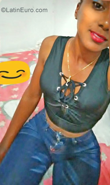Date this good-looking Dominican Republic girl Estephani from Santo Domingo DO30537