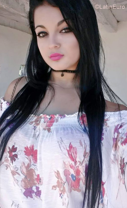 Date this passionate Cuba girl Silvia from Holguin CU146
