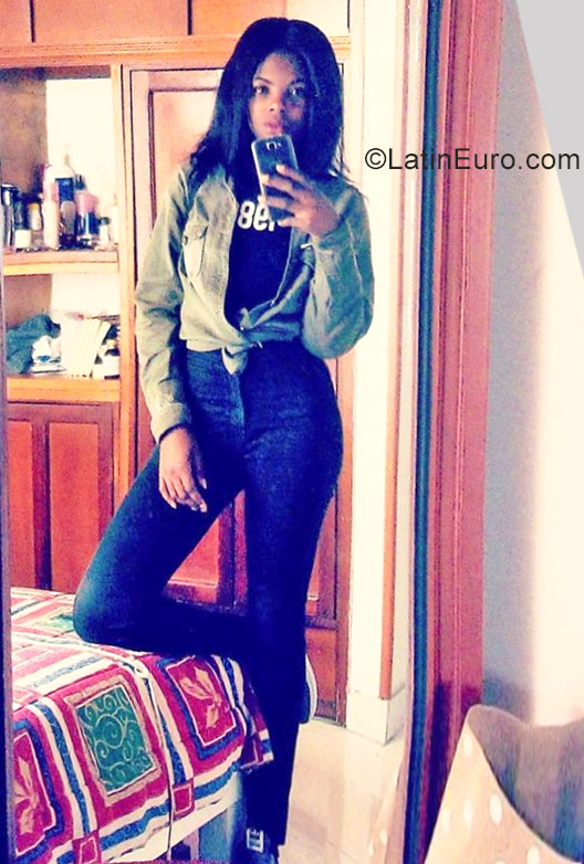 Date this good-looking Colombia girl Yenny from Bogota CO22668