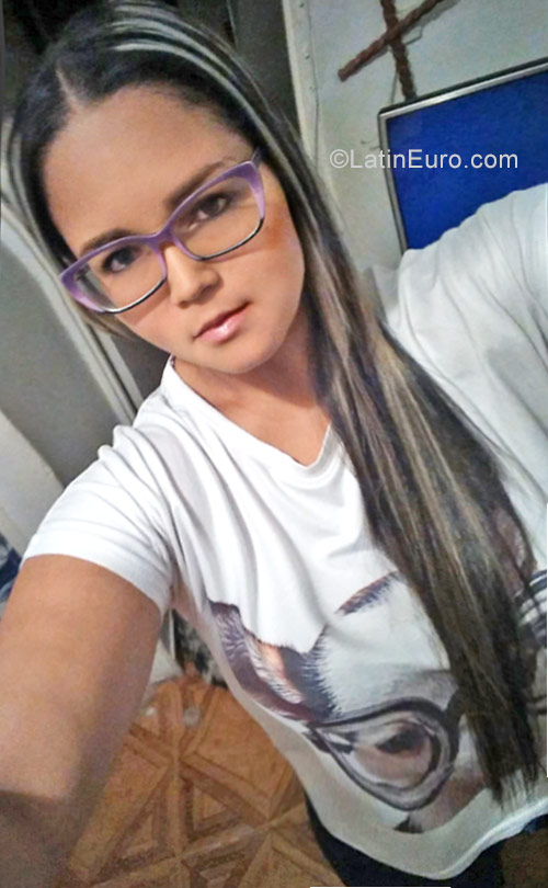 Date this attractive Colombia girl Brisa from Medellin CO22715