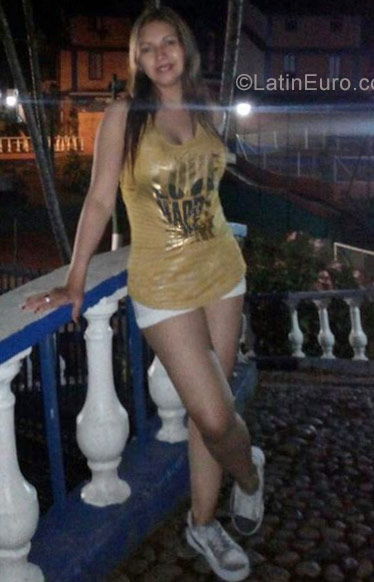 Date this attractive Colombia girl Helen from Bogota CO22729