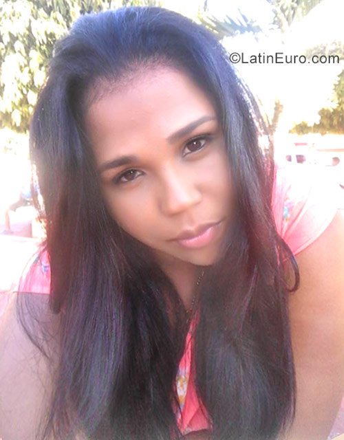 Date this nice looking Dominican Republic girl Mia from Santo Domingo DO30710
