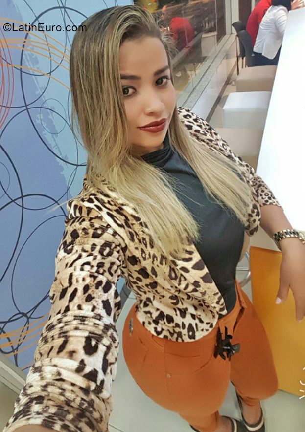 Date this lovely Brazil girl Luane from Joinville BR10376