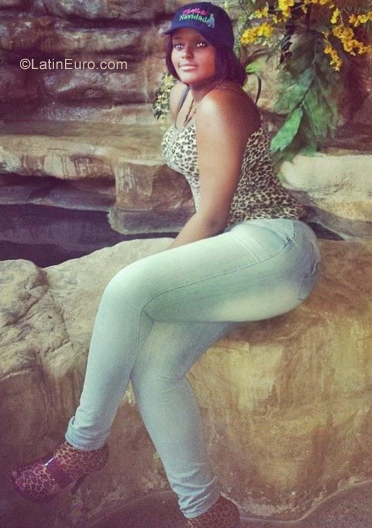 Date this athletic Dominican Republic girl Paola from Santo Domingo DO30890
