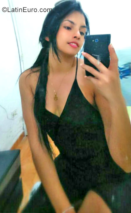 Date this stunning Colombia girl Yeimi from Barranquilla CO22880