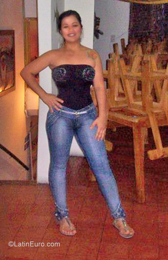 Date this nice looking Colombia girl Monica from Medellin CO22996