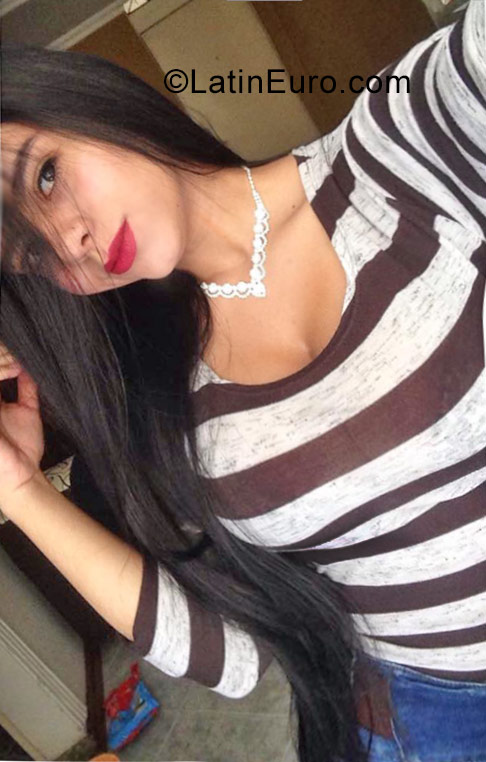 Date this nice looking Colombia girl Lady from Bogota CO22999
