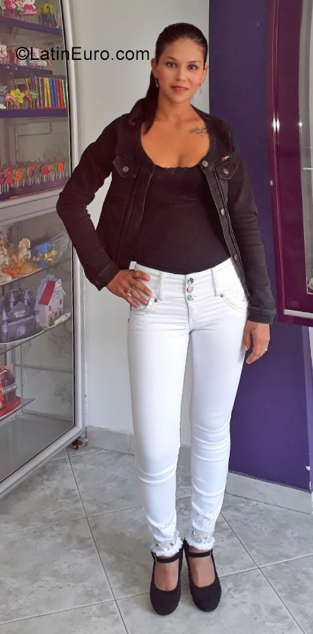 Date this sultry Colombia girl Nanis from Bogota CO23050