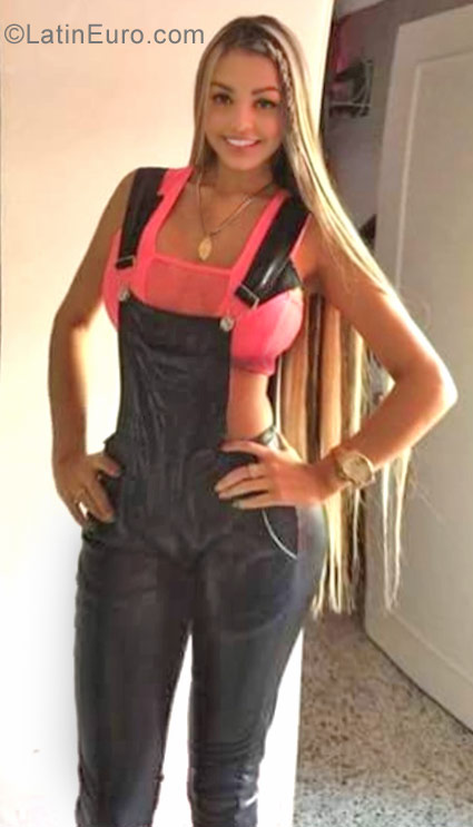 Date this nice looking Colombia girl Nati from Medellin CO23081