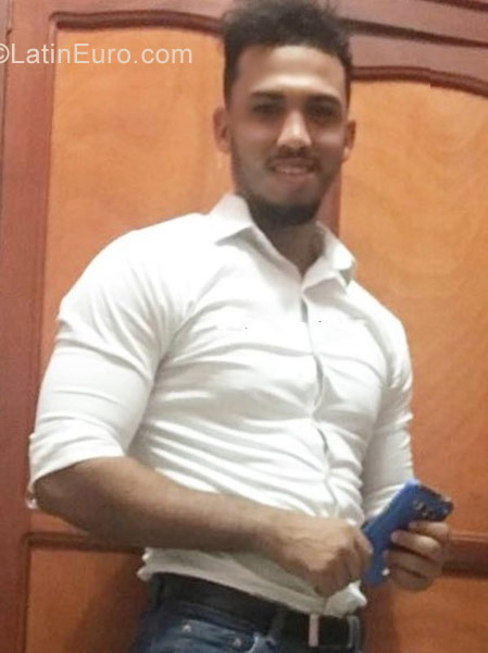 Date this nice looking Dominican Republic man Antonio from Santo Domingo DO31678