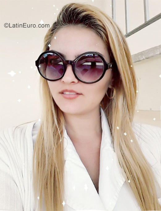 Date this gorgeous Cuba girl Yenifer from Cienfuegos CU259