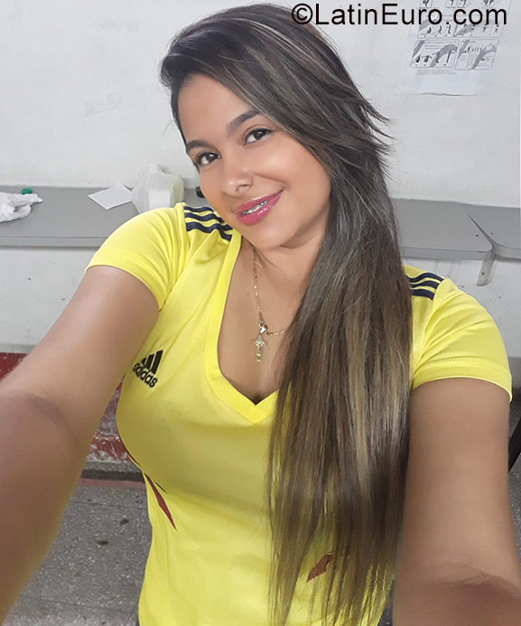 Date this lovely Colombia girl Jhohanna from Cali CO23460