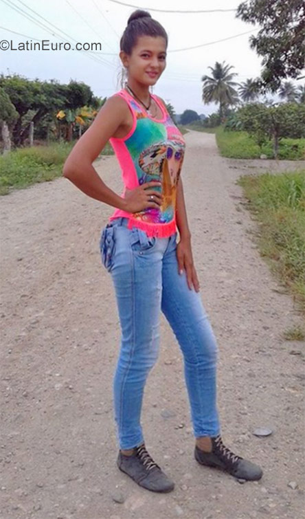 Date this stunning Venezuela girl Yamileth from Perija VE1415