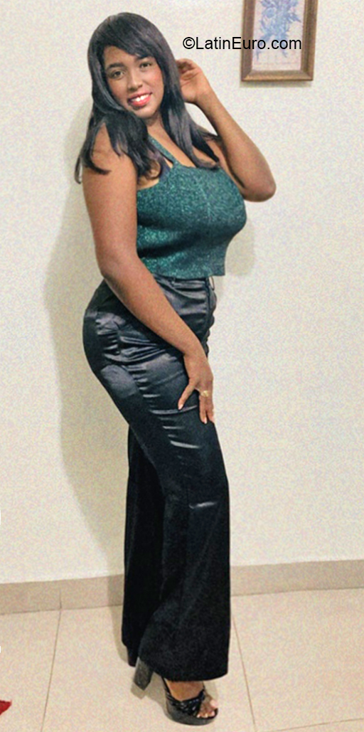 Date this hot Dominican Republic girl Coranyi from Santo Domingo DO41116