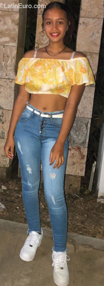 Date this pretty Dominican Republic girl Alainy from Santo Domingo DO53586